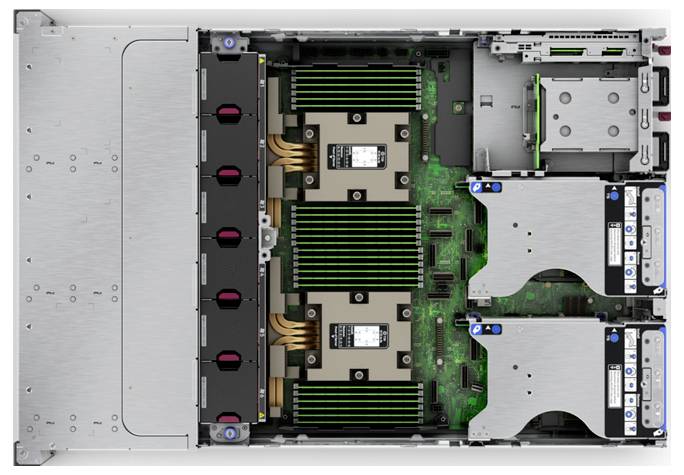 Computer-Server-Innenansicht mit Prozessoren, RAM-Steckplätzen und Kühlkomponenten. Oben sind Lüfterplätze sichtbar.