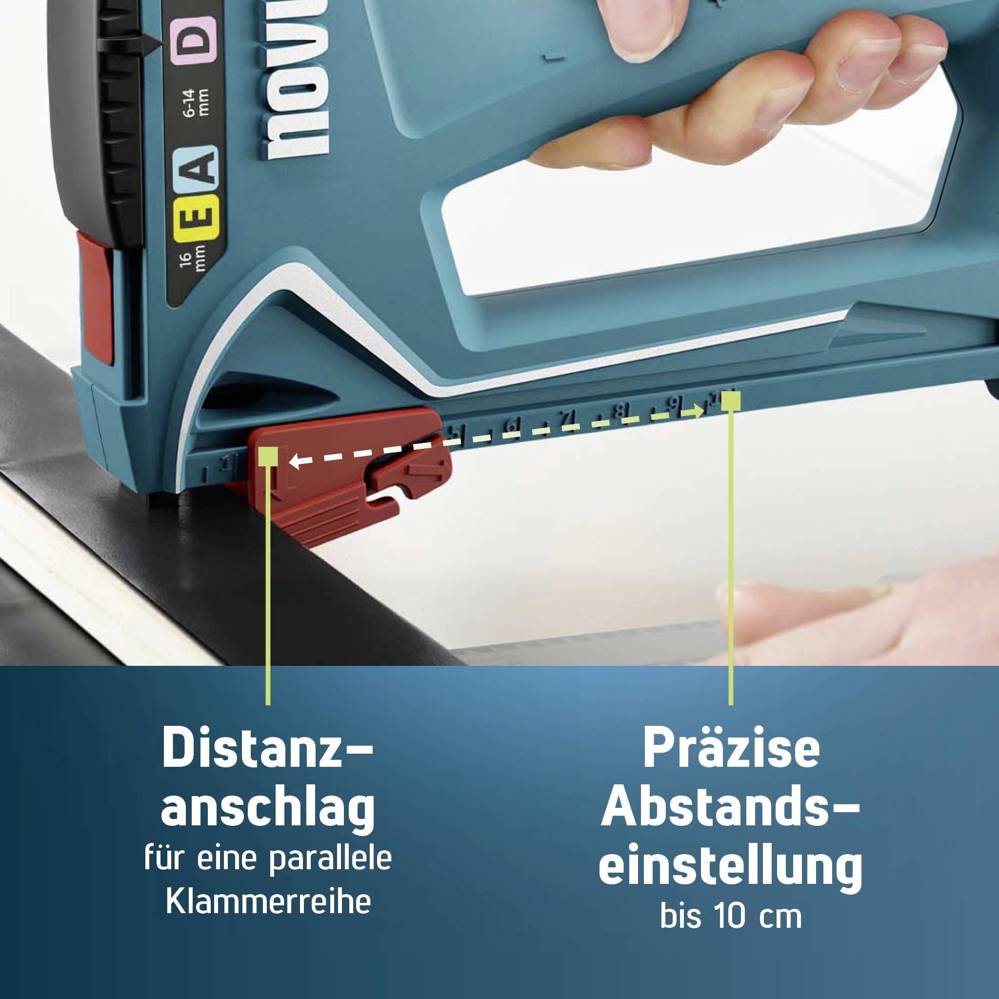 Hand hält einen Tacker über einer schwarzen Oberfläche. Text: 'Distanzanschlag für parallele Klammerreihe', 'Präzise Einstellung bis 10 cm’.