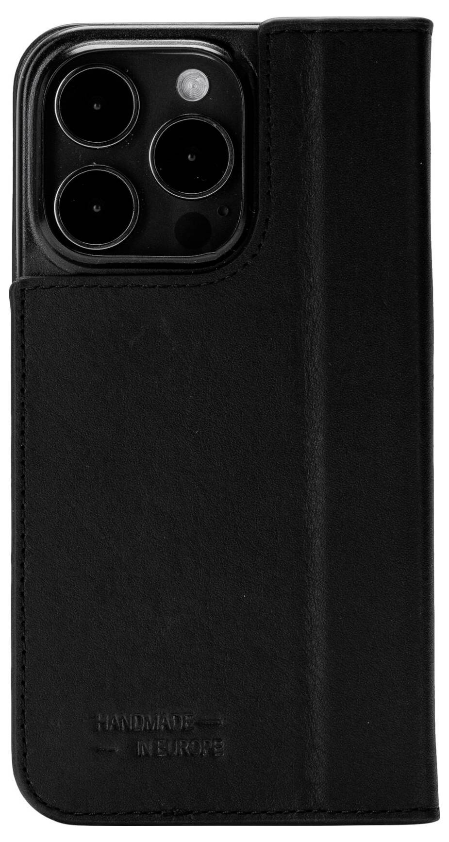 Schwarzes Handy mit Lederhülle, auf der 'Handmade in Europe' eingeprägt ist. Rückseite mit drei Kameraobjektiven sichtbar.