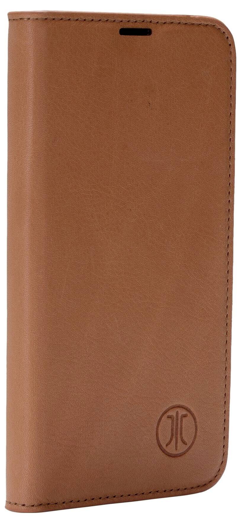 Braunes Leder-Etui für ein Smartphone, geschlossen, mit einem dezenten Logo in der unteren Ecke. Schlichtes, elegantes Design.