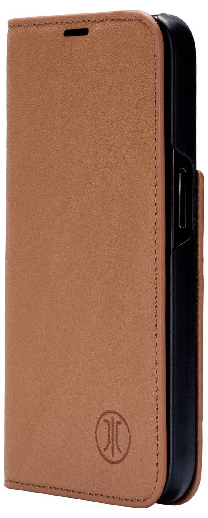 Hellbraune Smartphone-Hülle aus Leder mit einem eingeprägten Logo unten rechts. Sie ist vollständig geschlossen und schützt das Gerät.