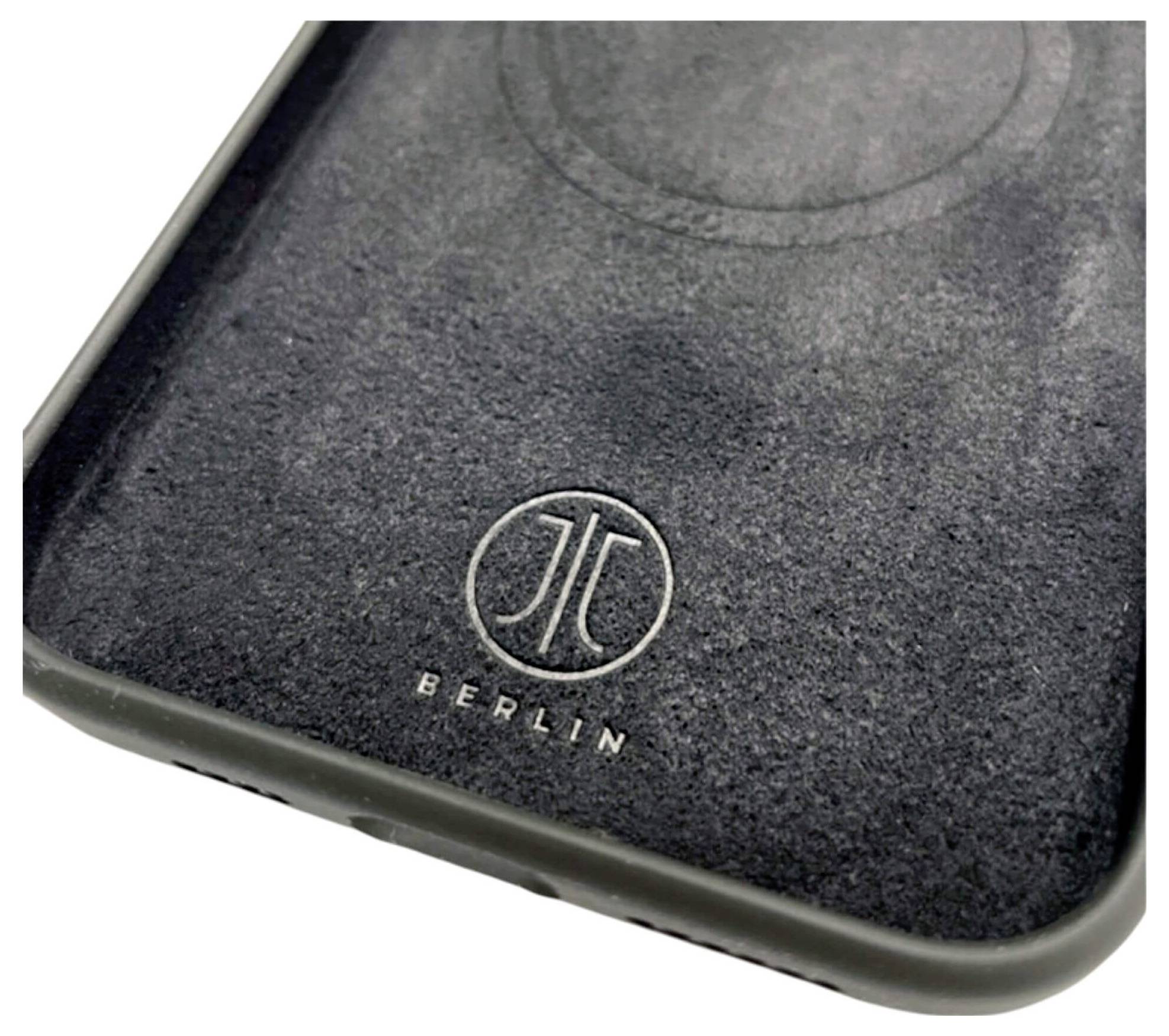 Schwarze Handyhülle mit eingeprägtem Logo und dem Schriftzug 'Berlin' darunter.