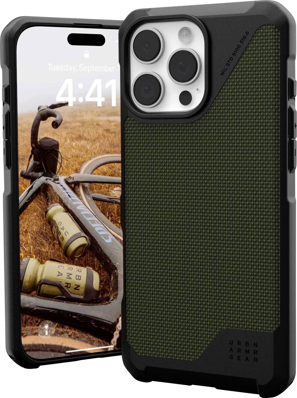 Smartphone in einer robusten, dunkelgrünen Schutzhülle mit drei Kameraobjektiven. Display zeigt ein Fahrrad im Feld bei 4:41 Uhr.