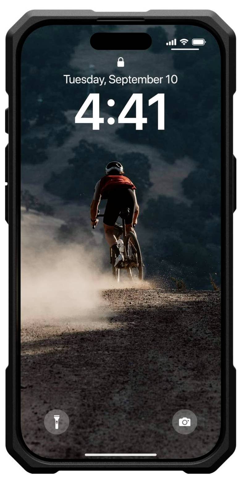 Ein Radfahrer fährt auf einem staubigen Weg bergab. Der Telefonbildschirm zeigt 'Dienstag, 10. September, 4:41'. Hintergrund: bewaldete Hügel.