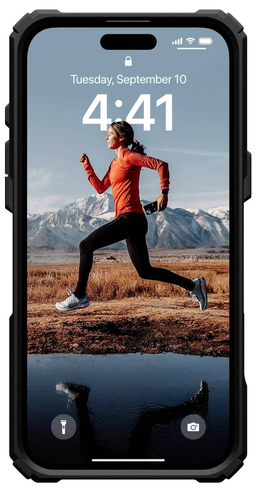 Smartphone-Bildschirm mit einer Frau, die vor schneebedeckten Bergen joggt. Uhrzeit: 4:41. Datum: Dienstag, 10. September.