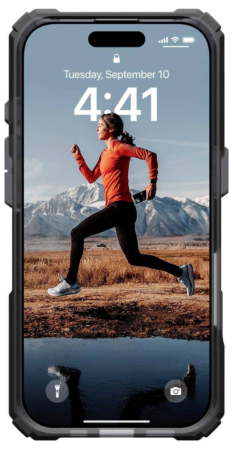 Eine Person joggt auf einem Weg vor einer Bergkulisse. Smartphone-Anzeige mit Uhrzeit 4:41 und Datum Dienstag, 10. September.