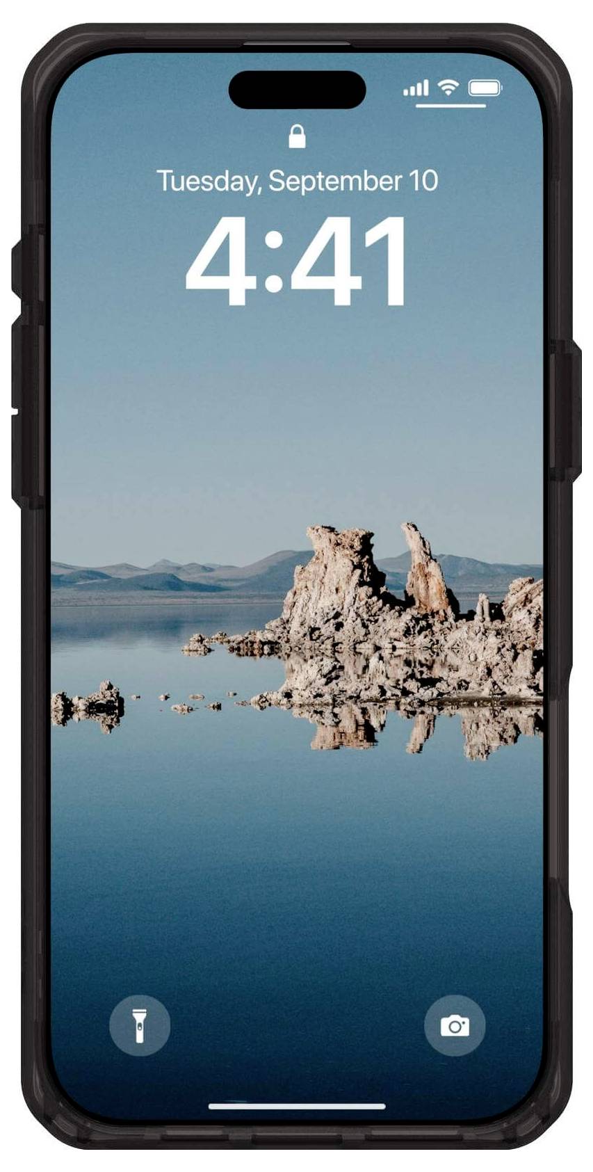 Ein Smartphone mit einer Landschaft auf dem Sperrbildschirm. Es zeigt zwei Felsen in einem ruhigen Gewässer unter blauem Himmel.
