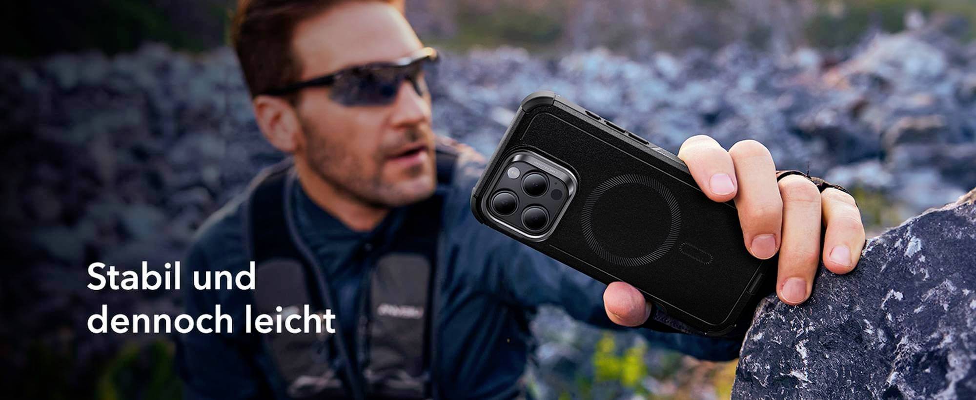 Ein Mann im Freien hält ein Smartphone mit einer robusten Hülle in der Hand. Links daneben steht der Text 'Stabil und dennoch leicht'.