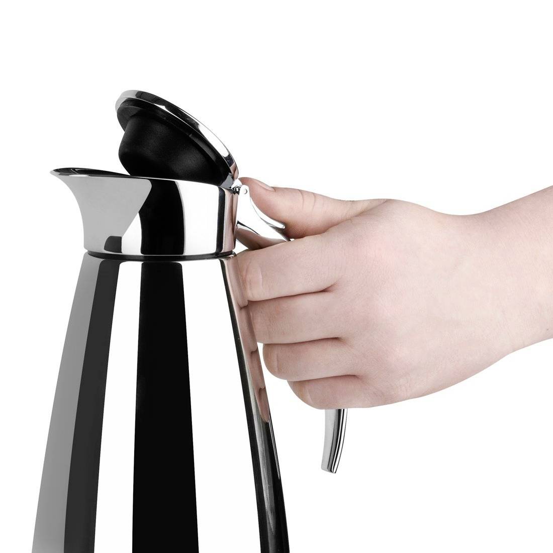 Person öffnet die Kanne eines glänzenden Edelstahl-Thermosbehälters.