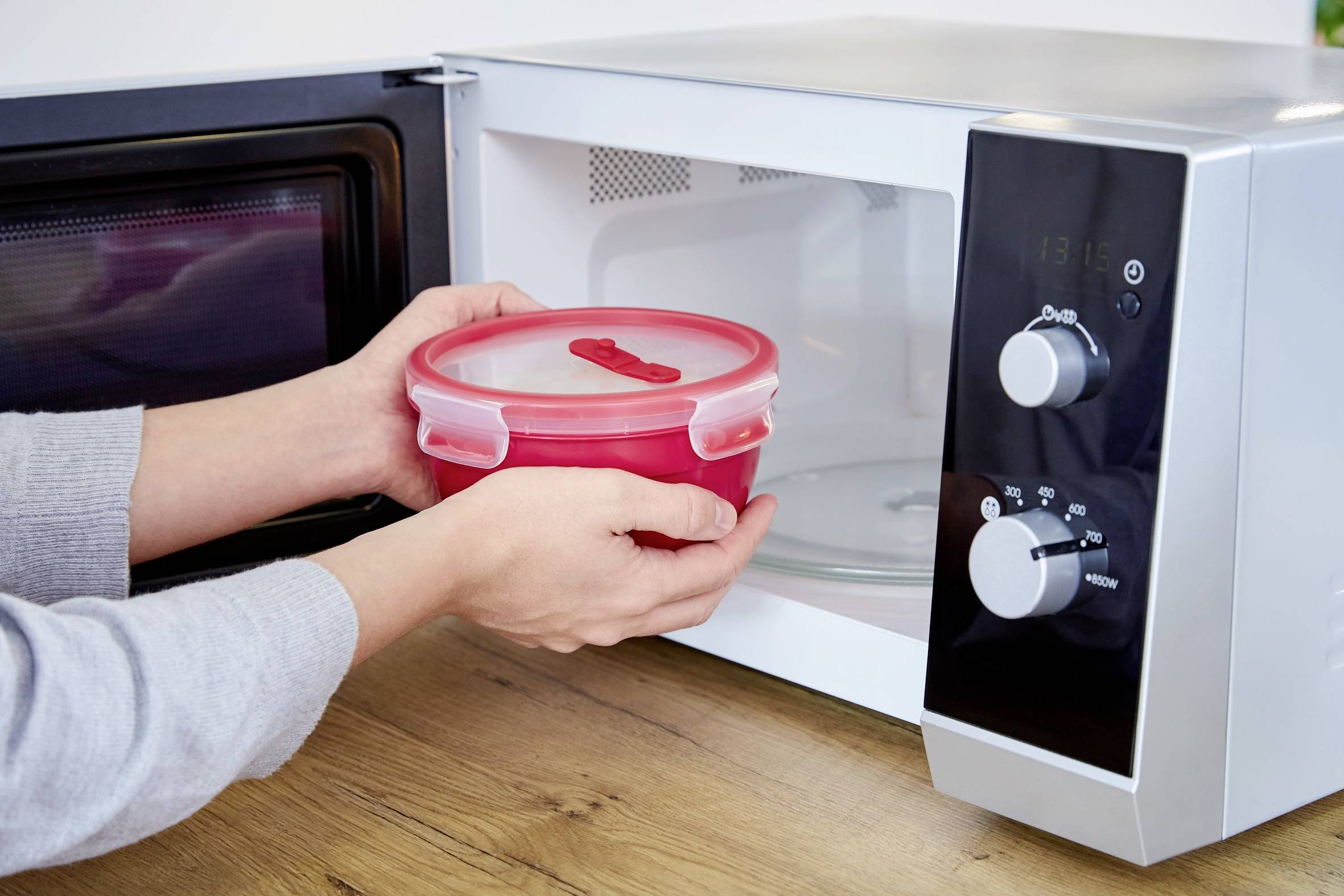 Emsa Clip & Micro Mikrowellendose 2.6l Kunststoff mit Deckel, spülmaschinenfest, BPA-frei Rot N1060600