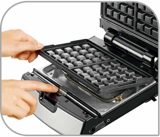Eine Person entfernt das Waffeleisen-Gitter, um das Gerät zu reinigen. Ein anderer Finger zeigt auf die Einraststelle.