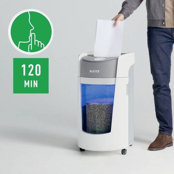 Ein Mann füttert einen Aktenvernichter mit Papier. Das Gerät ist für bis zu 120 Minuten Dauerbetrieb geeignet.