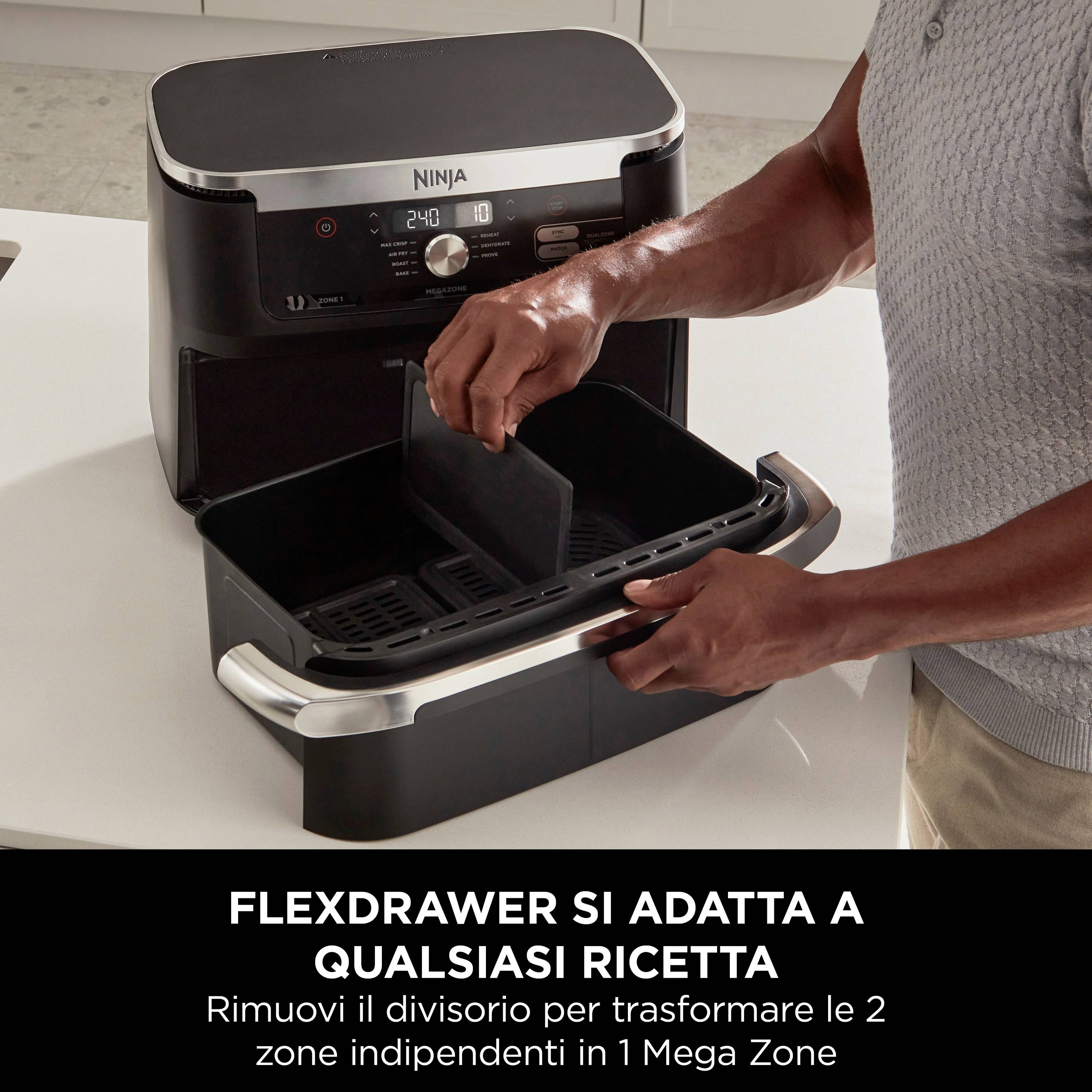 Ein Mensch hebt einen Einsatz aus einer schwarzen Küchenmaschine. Auf dem Bildschirm steht 'NINJA'. Text unten betont die Flexibilität der Maschine.
