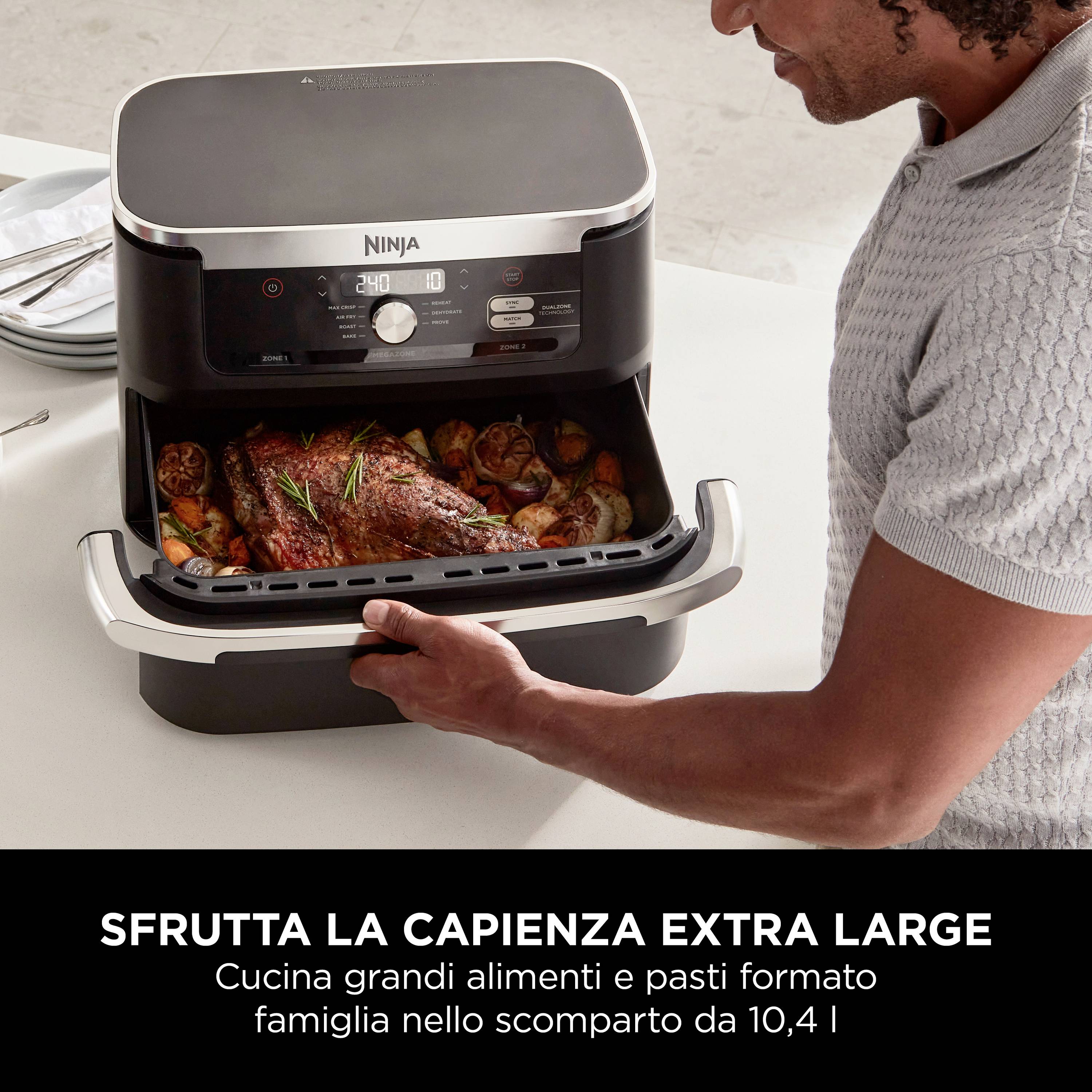 Ein Mann legt Fleisch und Gemüse in eine große, offene Heißluftfritteuse. Text: 'Ninja', 'Sfrutta la capienza extra large'.