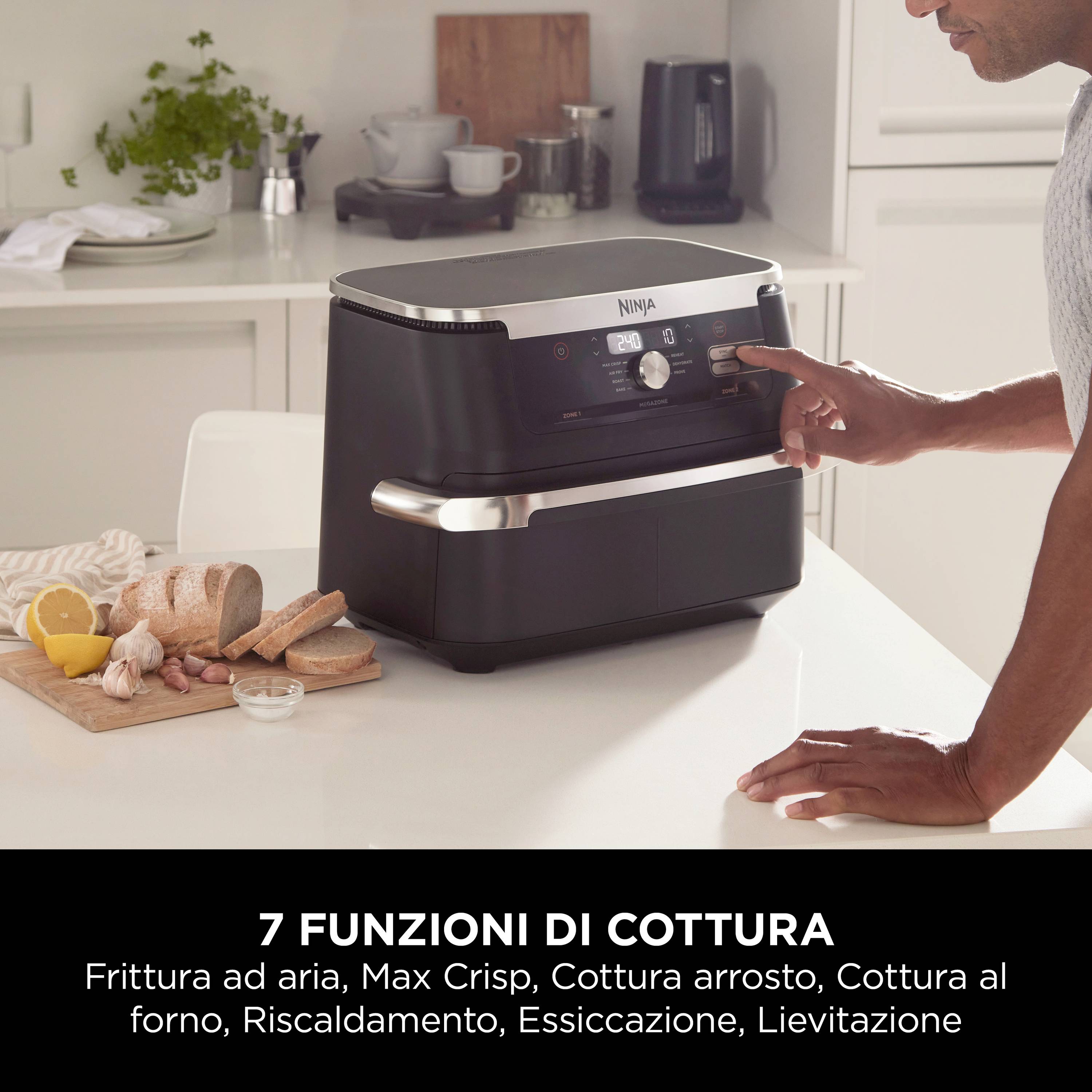 Ein Multikocher in einer Küche mit geschnittenem Brot und Orangen. Text unten: '7 Funktionen di Cottura', beschreibt Kochfunktionen.