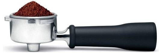 Ein Metallportafilter voller gemahlenem Kaffee, bereit für die Zubereitung von Espresso.