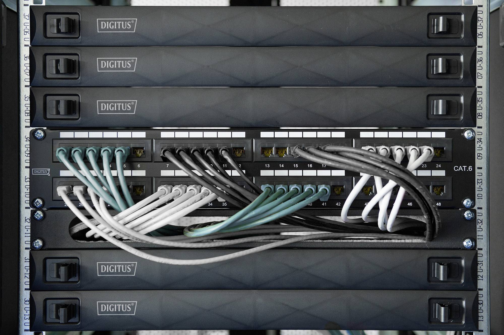 Netzwerk-Server mit mehreren Ethernet-Kabeln, die in Ports eingesteckt sind. Das Bild zeigt eine typische Verkabelung in einem Rechenzentrum.
