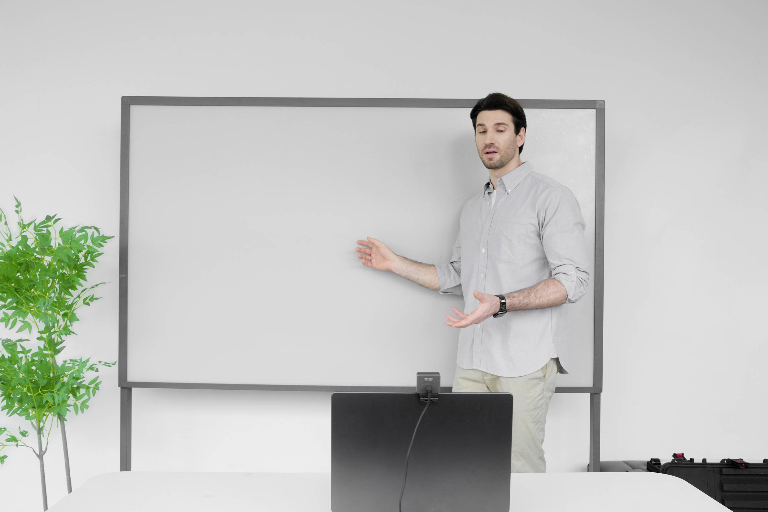 Obsbot MEET 2 4K-Webcam 3840 x 2160 Pixel Schnelles Auto-Tracking per AI, Magnet-Halterung, Gestensteuerung, Mikrofon