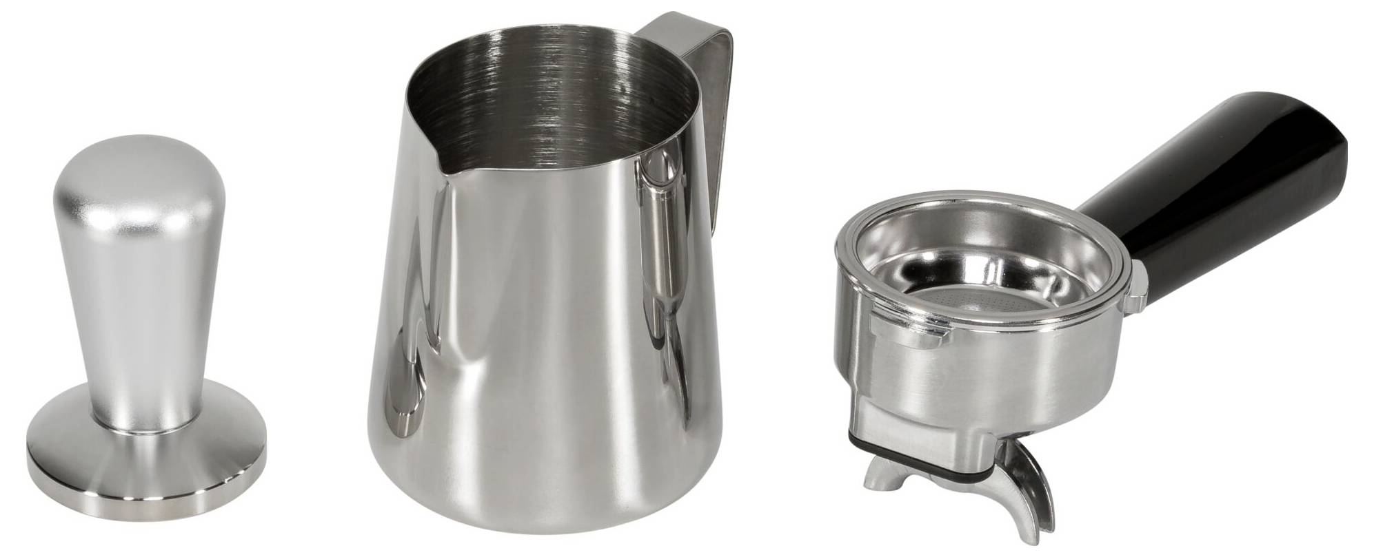 Kaffeewerkzeuge: Ein Metalltamper, ein Milchkännchen und ein Siebträger aus Edelstahl, genutzt zur Zubereitung von Espresso.