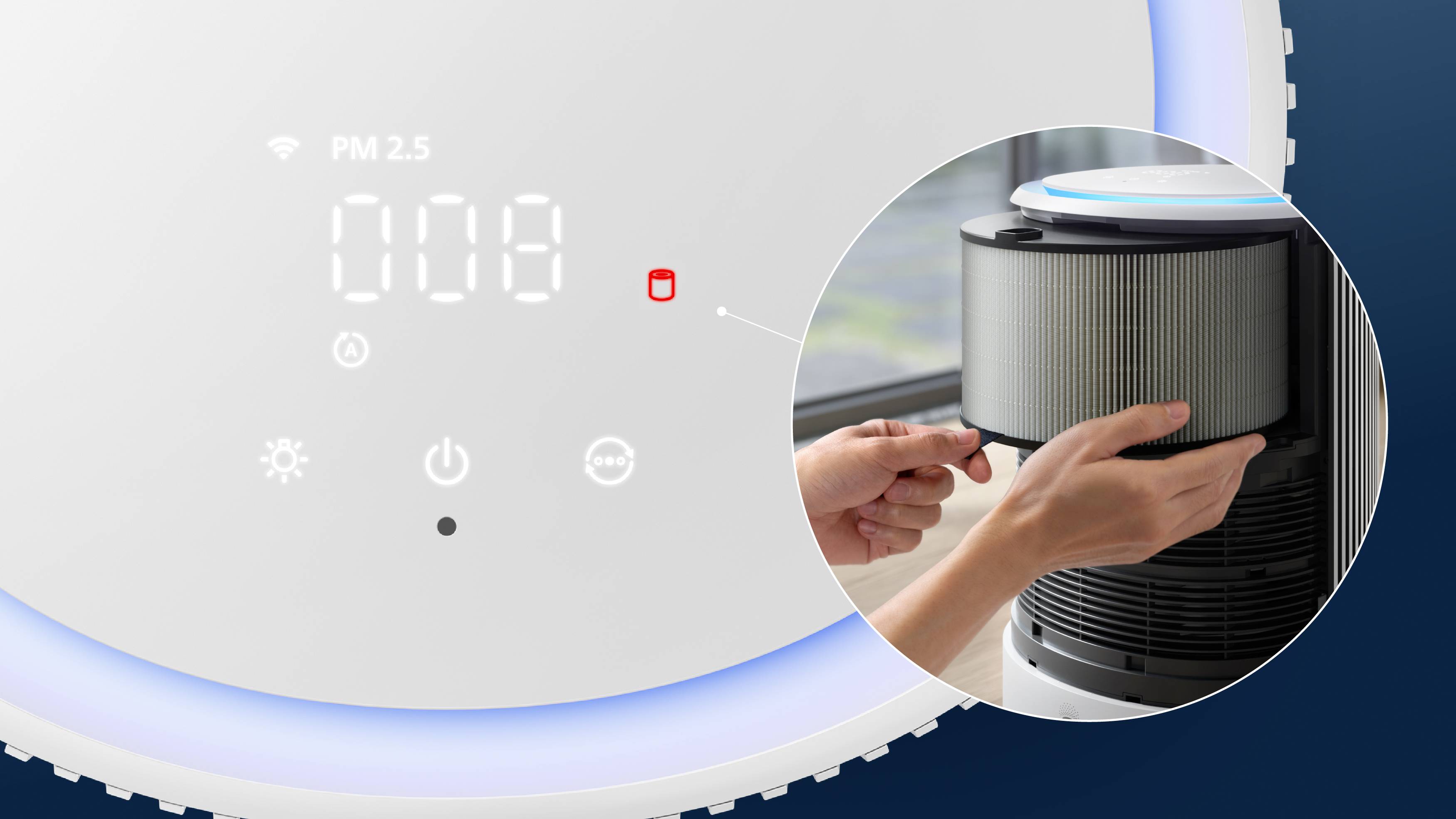 Luftreiniger mit digitaler Anzeige für PM 2,5-Wert zeigt '008'. Detailansicht zeigt Hände beim Austauschen des Filters.