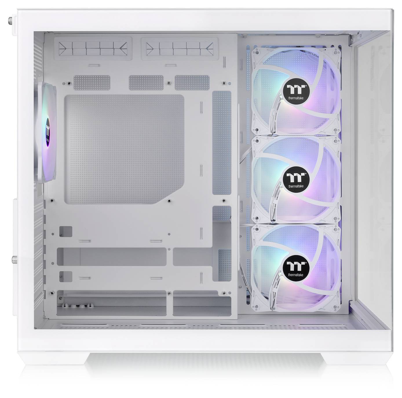 Weißes Computergehäuse mit drei leuchtenden Lüftern an der Vorderseite und einem hinten. Das Gehäuse ist leer und ohne Komponenten.