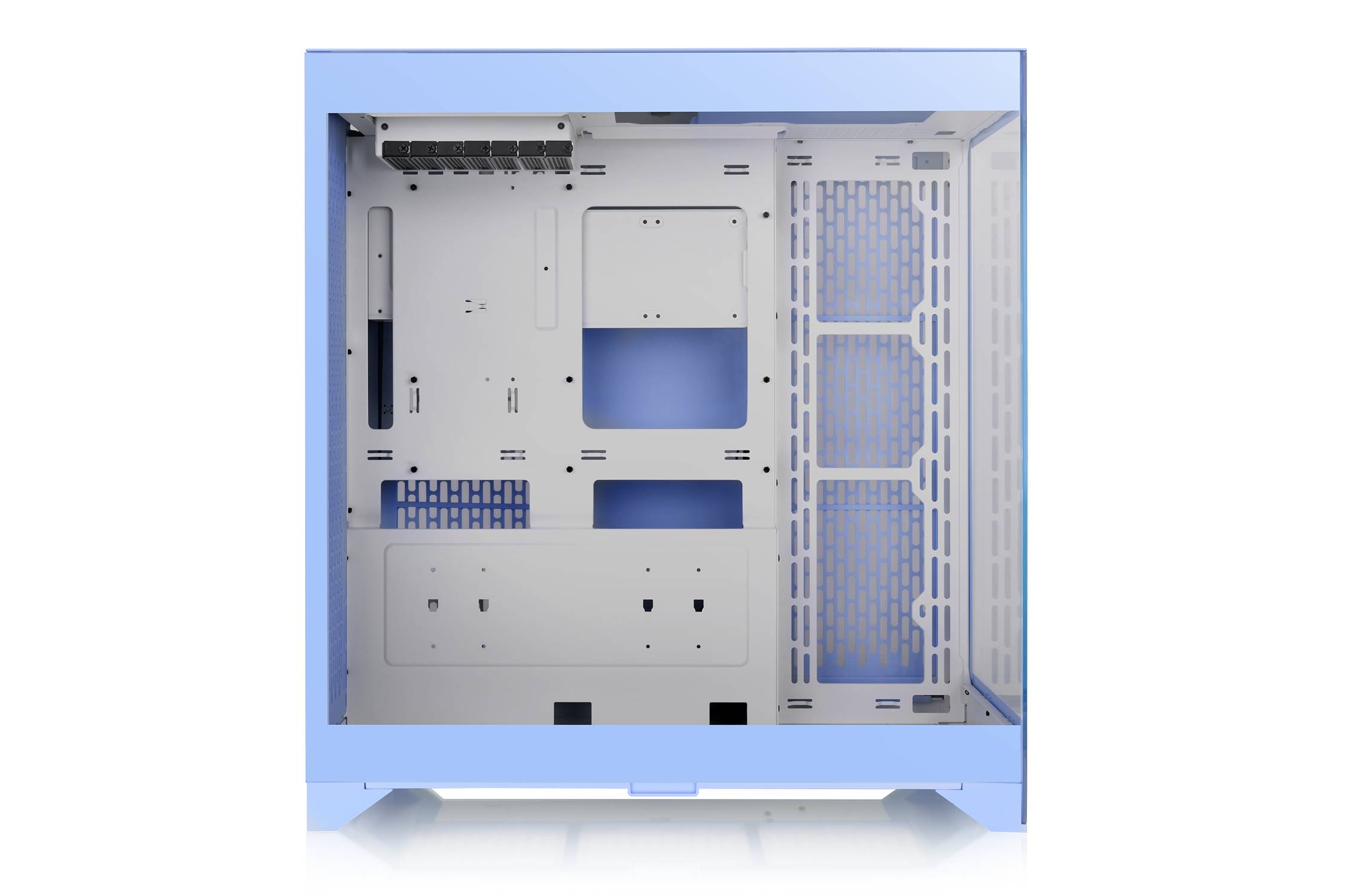 Ein blaues Computergehäuse mit Sichtfenster zeigt Innenraum für Motherboard und Lüfter. Geeignet für PC-Zusammenbau.