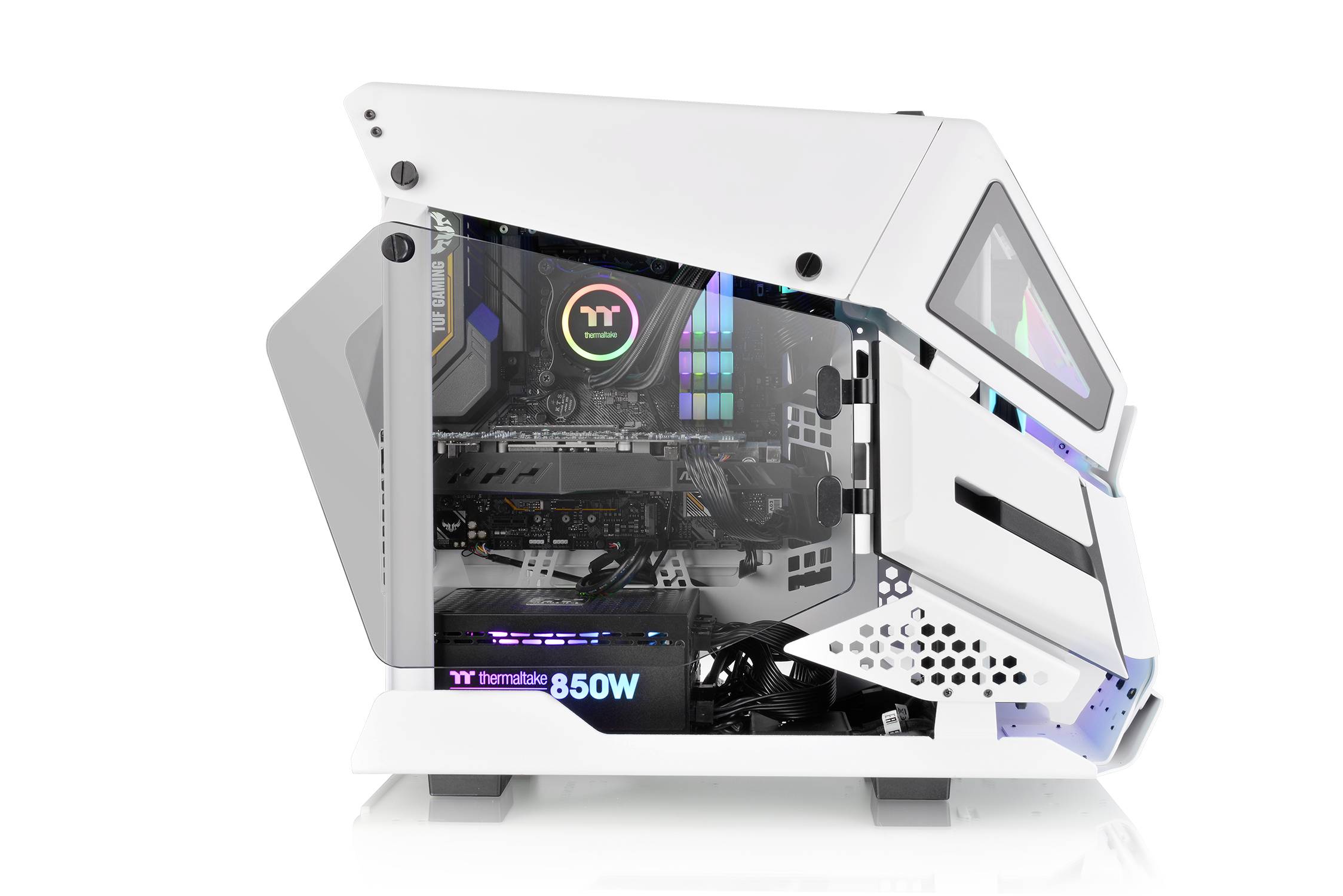 Ein weißer, futuristischer Desktop-PC mit transparentem Gehäuse, sichtbaren elektronischen Komponenten und bunten LED-Leuchten.