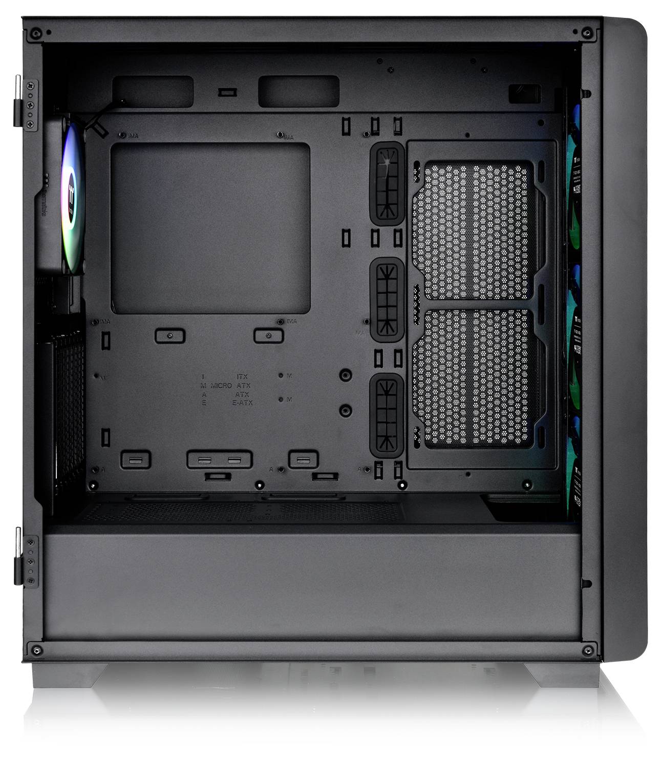 Schwarzes PC-Gehäuse mit geöffnetem Seitenteil. Sichtbar sind RGB-Lüfter auf der Rückseite und Platz für Mainboard und weitere Komponenten.