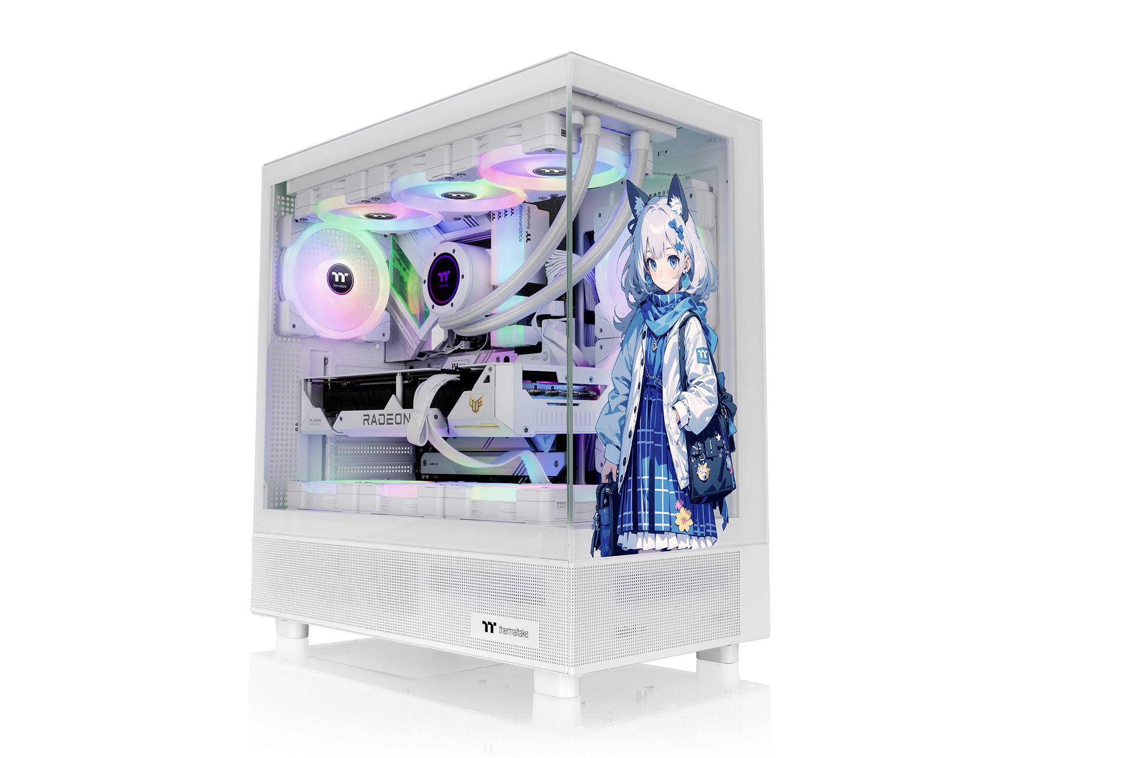 Ein weißer Gaming-PC mit RGB-Beleuchtung im Inneren. Daneben steht ein stilisiertes, animiertes Mädchen in blauer Kleidung.