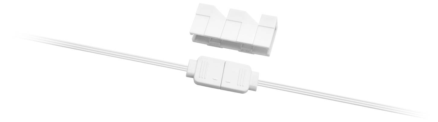 Ein weißer Elektrostecker mit einem dreiadrigen Kabel. Ein Ende ist offen und zeigt drei Schlitze. Die Abdeckung ist über dem Stecker positioniert.