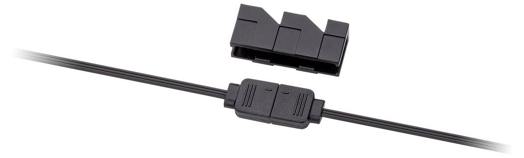 Ein schwarzer Kabelstecker mit abnehmbarem Deckel, dargestellt in zwei Teilen: der Stecker selbst und der abgetrennte Deckel, auf weißem Hintergrund.