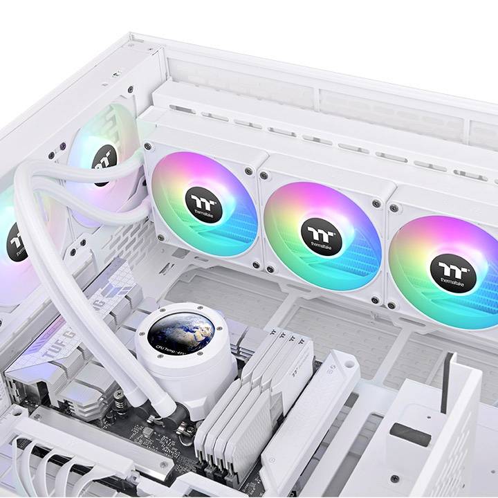 Ein offener Computer mit weißem Gehäuse, zeigt Lüfter mit RGB-Beleuchtung und ein CPU-Kühlsystem mit einem Bild der Erde darauf.