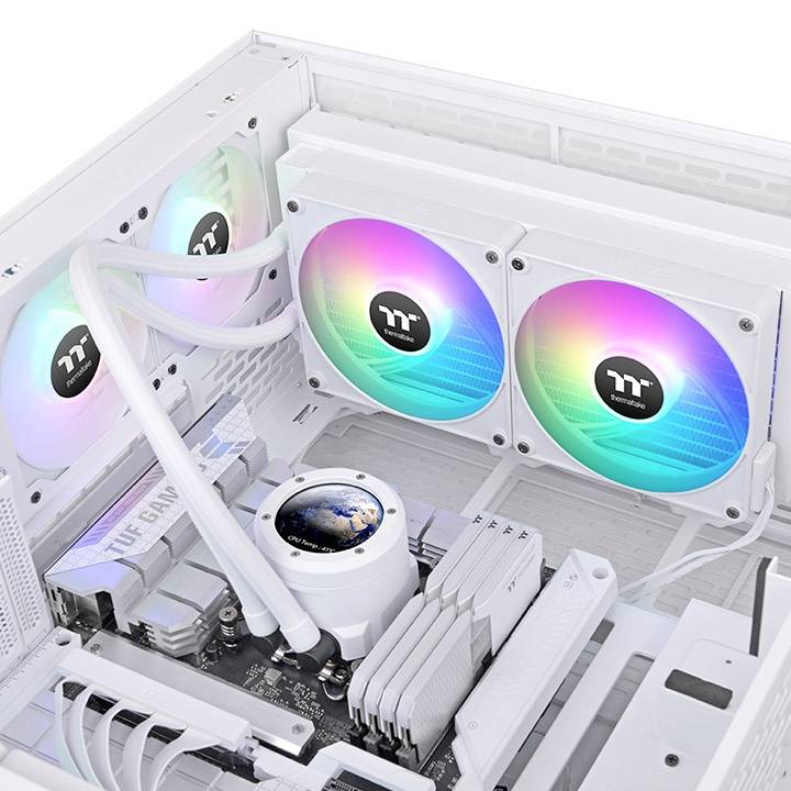 Ein geöffneter Computer mit RGB beleuchteten Lüftern, einem Hauptprozessor mit Weltkugel-Abbildung und weißen Kabeln.
