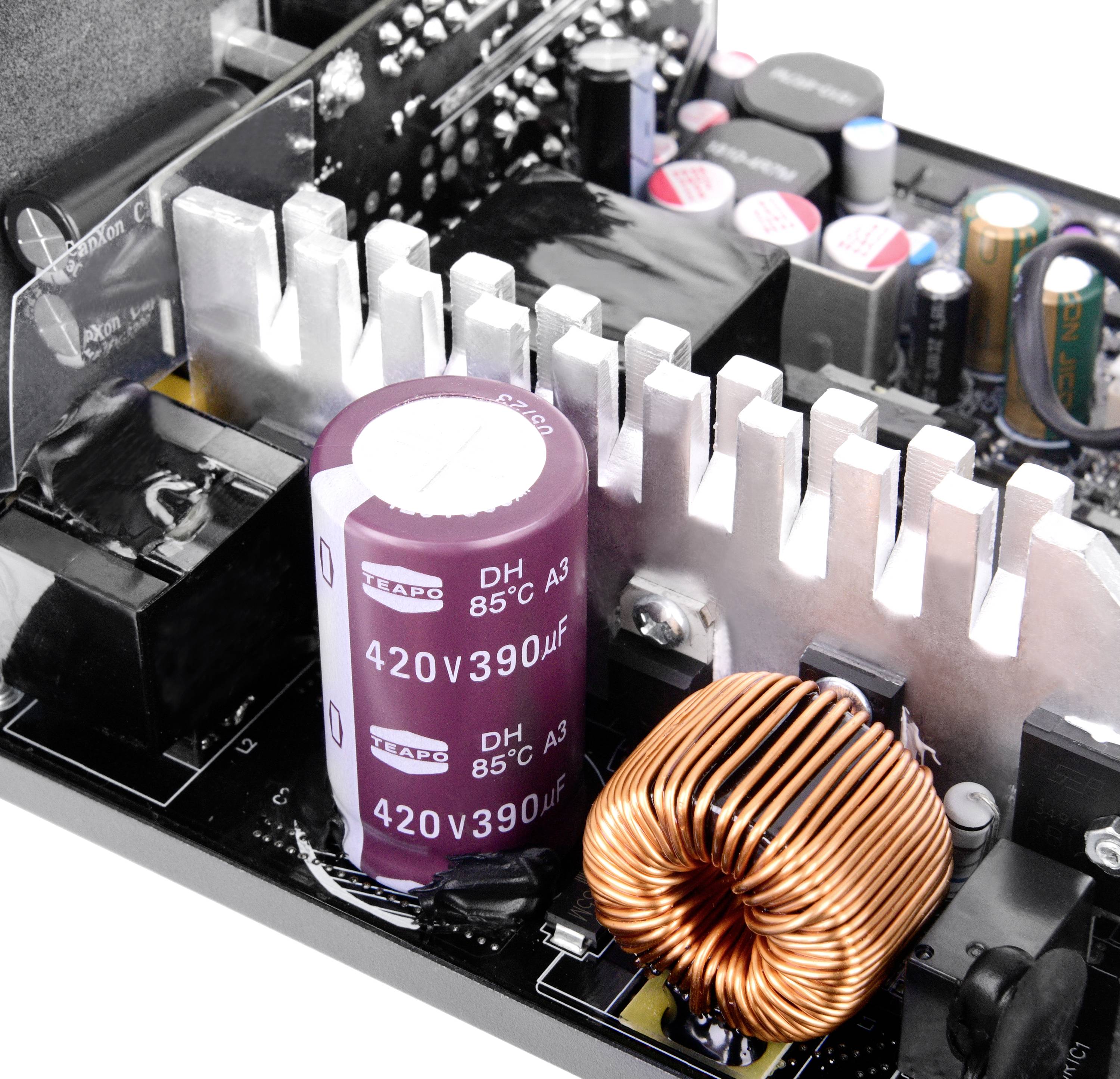 Ein Computer-Mainboard zeigt detailliert elektronische Komponenten wie Kondensatoren, Kühlkörper und Spulen, die für den Betrieb wichtig sind.