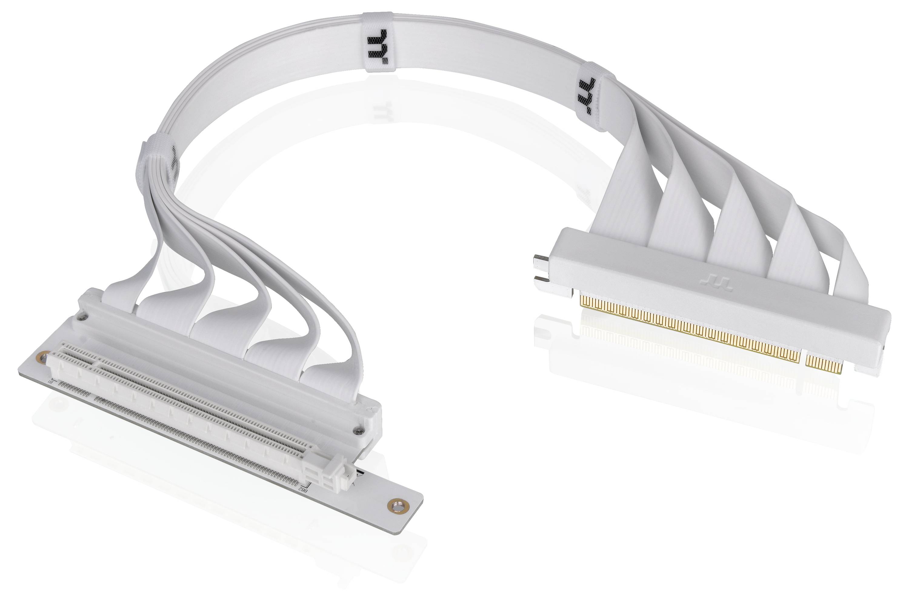 Eine weiße Riser-Karte mit flexiblem Kabel und zwei Steckverbindern, die elektronische Komponenten innerhalb eines Gehäuses verbindet.