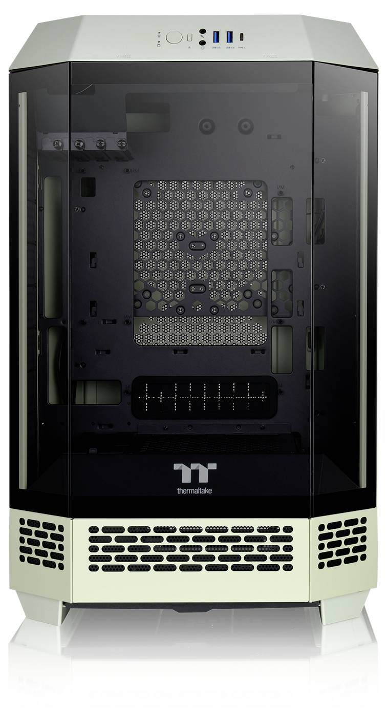 Ein Computergehäuse mit gläserner Front und Seiten, schwarzem Innenraum, und Lüftungsgittern unten. Markenlogo ist sichtbar.