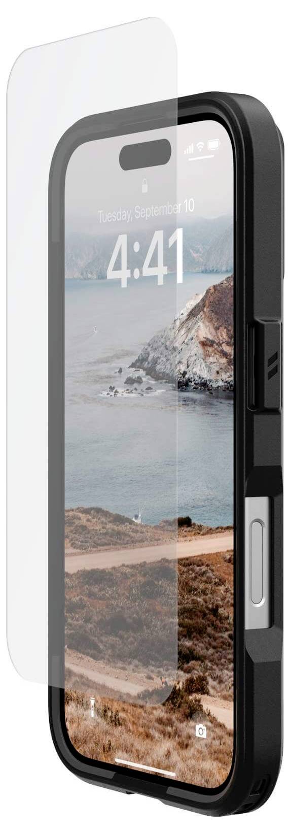 Smartphone in robustem, schwarzem Schutzgehäuse mit zusätzlichem transparentem Displayschutz. Auf dem Bildschirm ist eine Küstenlandschaft zu sehen.