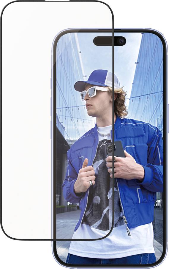 Ein Smartphone mit einem Bild eines lässig gekleideten Mannes im blauen Outfit und Mütze, der in einer urbanen Umgebung posiert.