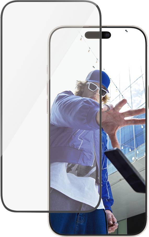 Ein Smartphone mit einem Displayschutz, im Hintergrund eine Person in blauer Jacke und Mütze, die einen Gegenstand in die Kamera wirft.