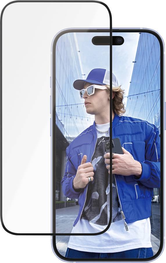Smartphone mit blau bekleideter Person auf dem Display, die eine schwarze Bankkarte hält. Hintergrund ist eine moderne Glasfassade.