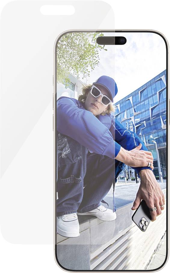 Ein Smartphone mit großem Bildschirm zeigt eine Person in blauer Kleidung und Sonnenbrille, die draußen vor einem modernen Gebäude steht.