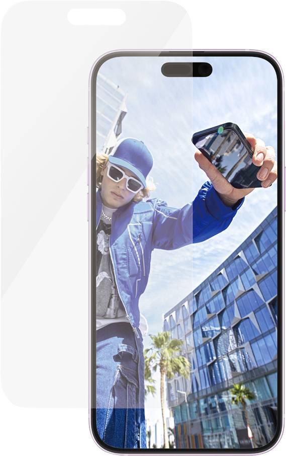 Eine Person in blauer Kleidung steht draußen vor einer Glasfassade. Die Person hält eine Hand in die Kamera, als würde sie fotografieren.