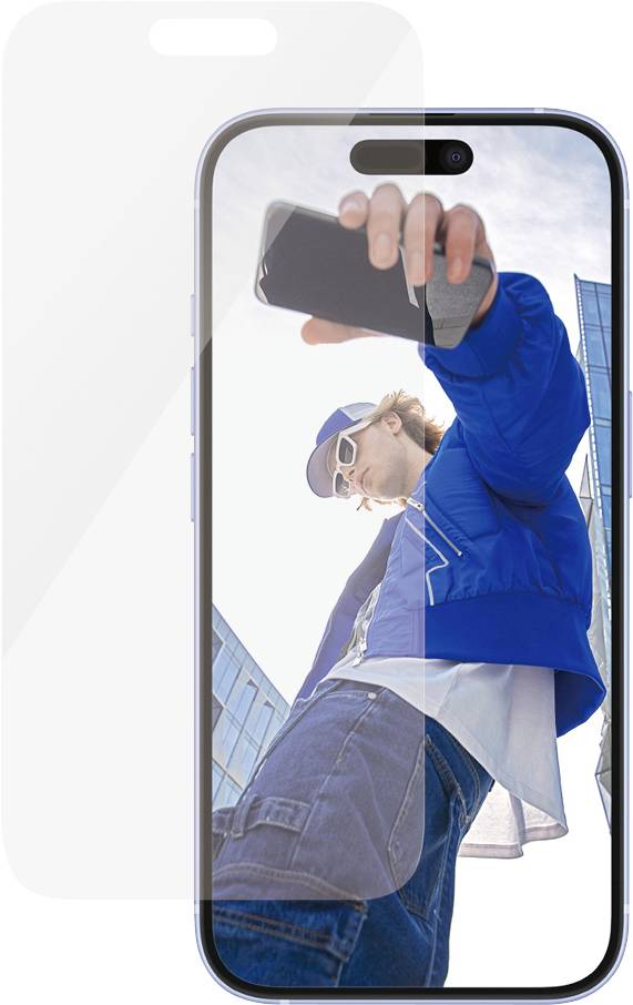 Person macht ein Selfie mit dem Smartphone, trägt eine blaue Jacke und weiße Sonnenbrille, vor modernen Gebäuden.