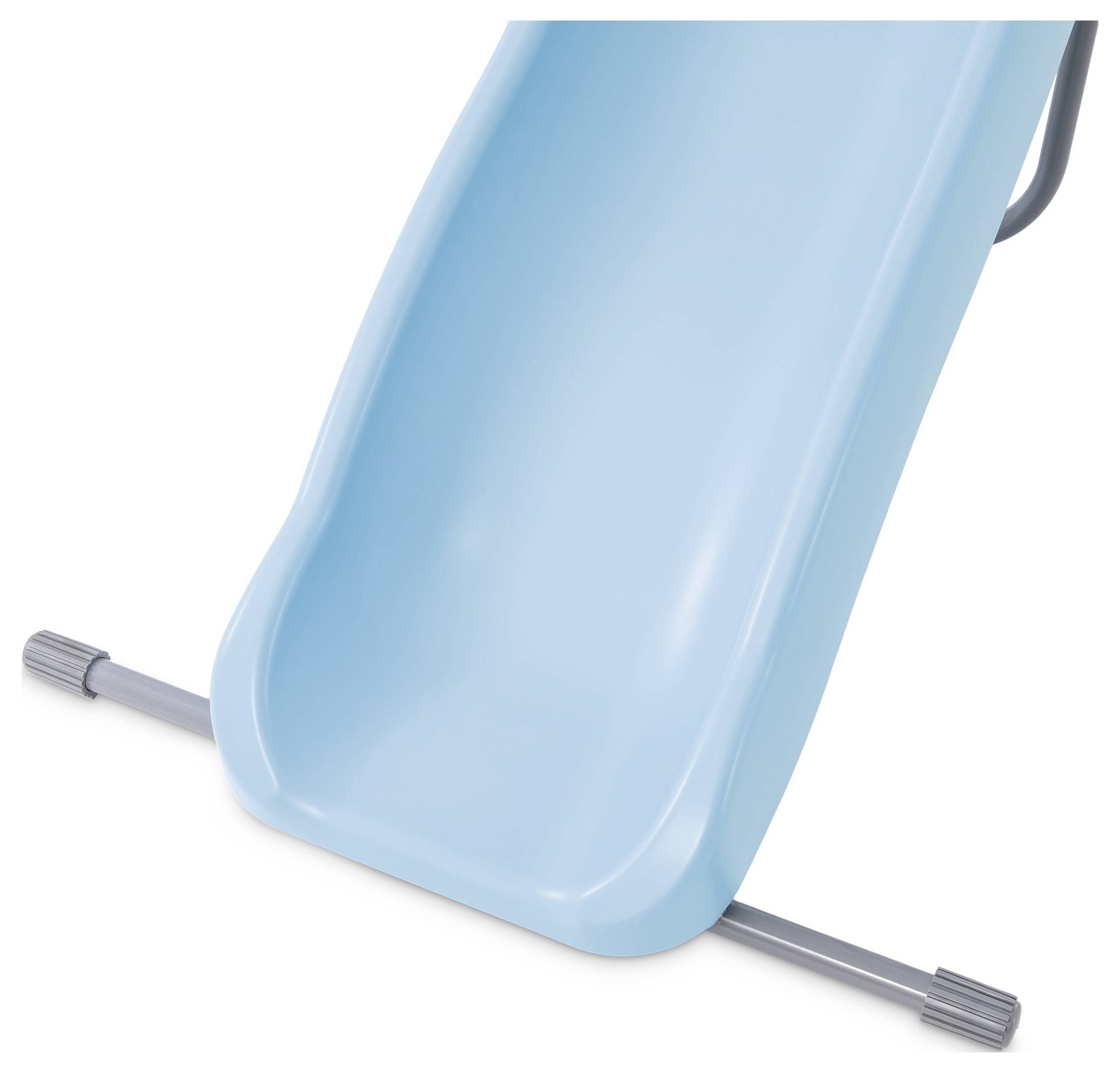 Eine blaue Rutsche mit metallenen Seitengestellen. Sie endet flach auf dem Boden und ist für Kinder zum Spielen geeignet.
