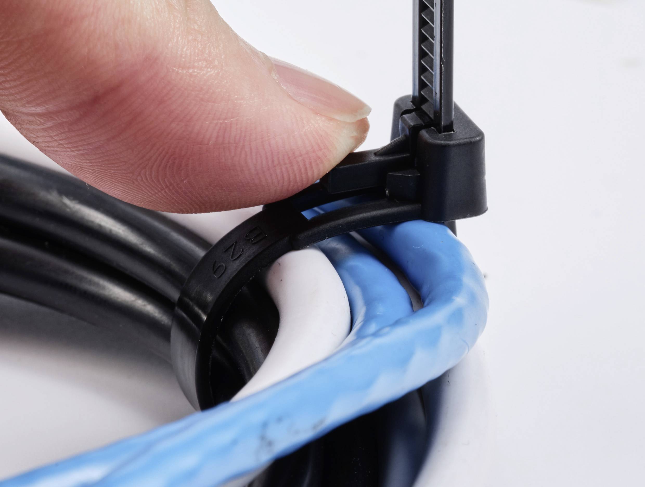 TRU COMPONENTS TC-13340648 TC-RT-150-7.6-B Kabelbinder 150mm 7.6mm Schwarz Lösbar, chemische Beständigkeit, UV-stabilisiert 100St.