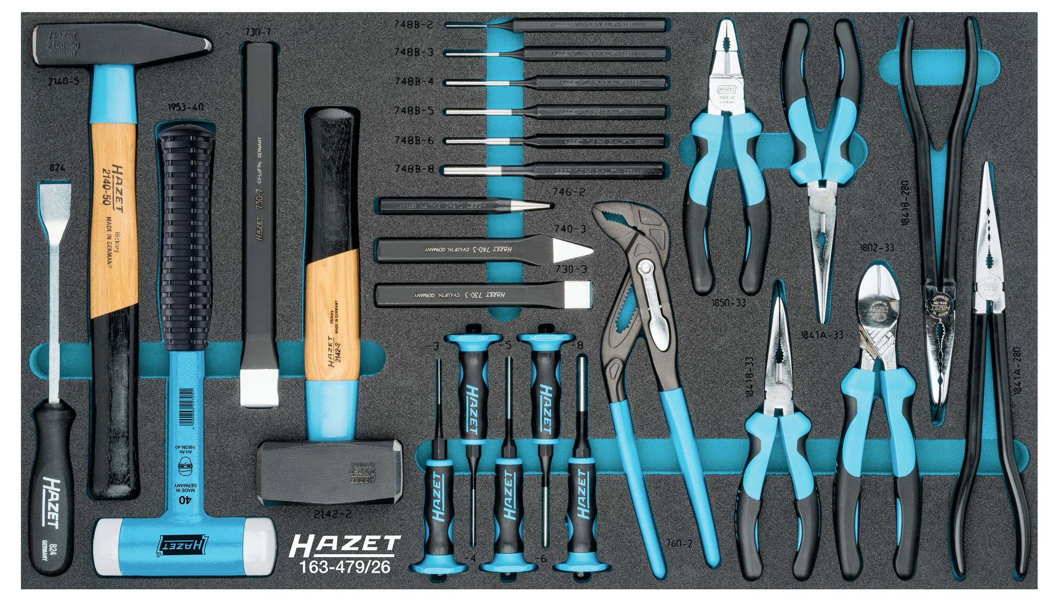 Ein Werkzeugsatz von Hazet, bestehend aus Hämmern, Schraubenziehern, Zangen und anderen Handwerkzeugen, ordentlich in einem Koffer angeordnet.