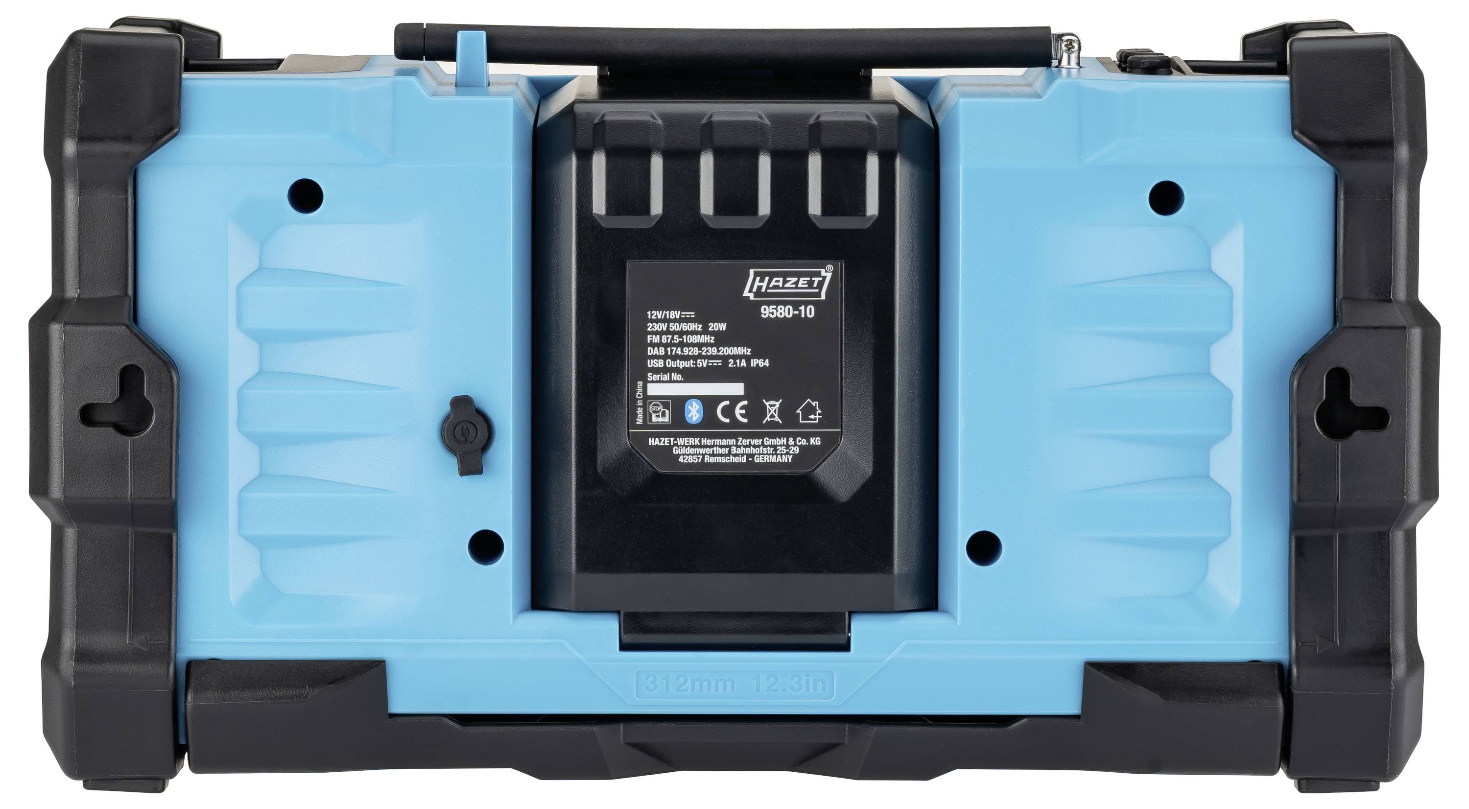Nahaufnahme eines blauen und schwarzen HAZET-Elektrowerkzeugs mit einem Kabel, das in seinen seitlichen Anschluss gegen einen weißen Hintergrund eingesteckt ist.