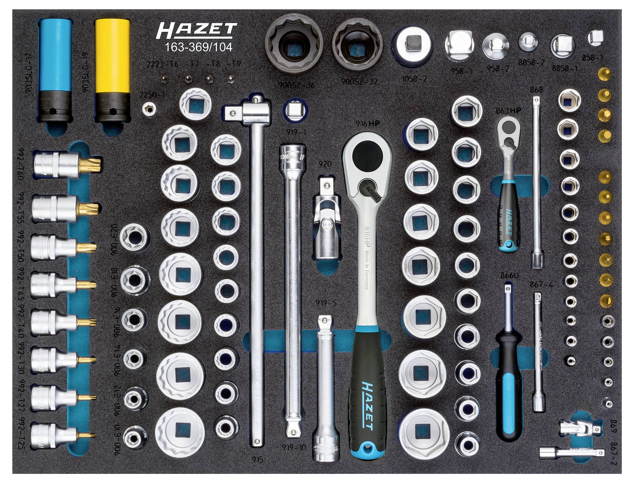 Werkzeugkasten mit verschiedenen Aufsätzen und Werkzeugen, inklusive Knarre, Verlängerungen, Bits und Stecknüssen, ordentlich angeordnet.