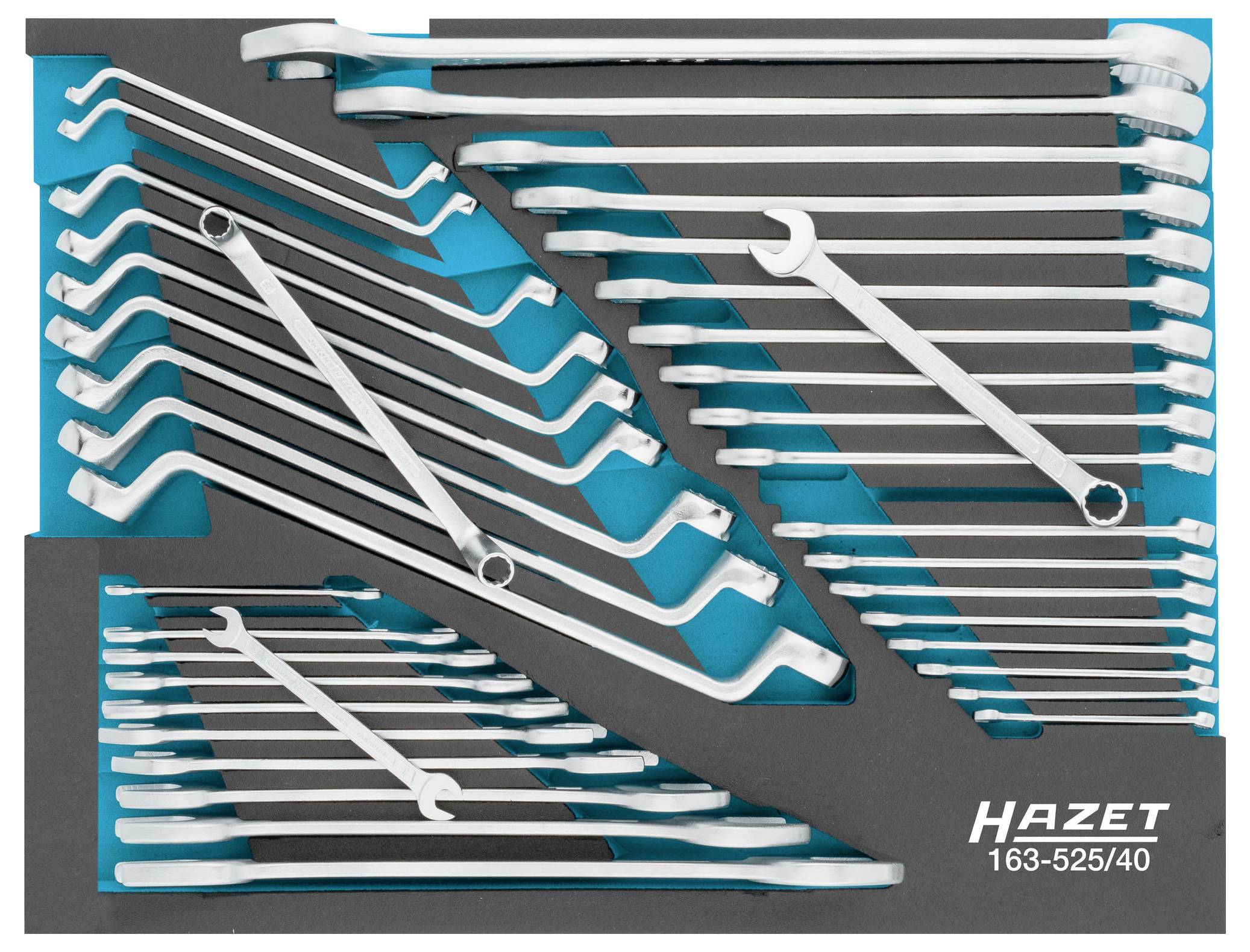 Ein Set aus verschiedenen Schraubenschlüsseln in einem Kasten, angeordnet nach Größe. Markenname 'Hazet' unten rechts sichtbar.