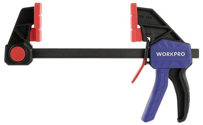 Eine Einhandklemme der Marke Workpro mit rotem Griff und Spannbacken.